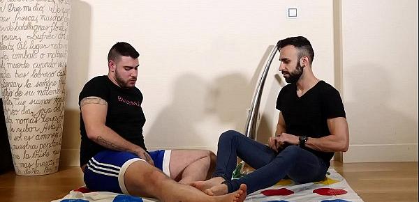  Curious straight guy puts his ass for the first time